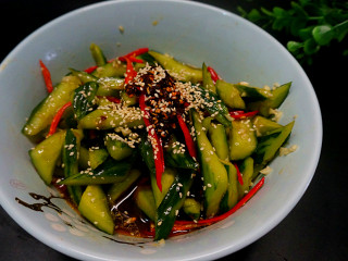 12、私房凉拌黄瓜,最后拿出来放入自己做的辣椒红油和少许炒香的白芝麻，【辣椒红油做法前面有写自己去翻】