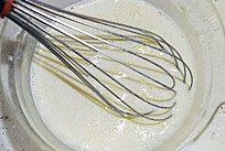 14、金丝泡芙塔,倒入奶锅，小火加热，边加热边搅拌