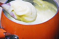 15、金丝泡芙塔,煮到酱变得浓稠，离开热源