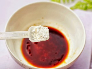 6、拿肉都不换的素炒香菇,1勺水淀粉。