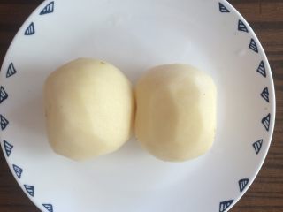2、香肠土豆片,土豆去皮。