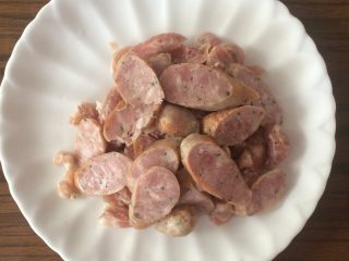4、香肠土豆片,香肠切薄片。