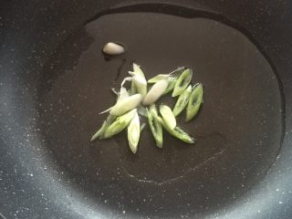 6、香肠土豆片,煸香葱花。