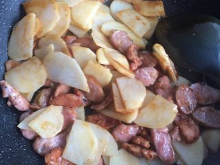 9、香肠土豆片,加入老抽调色。