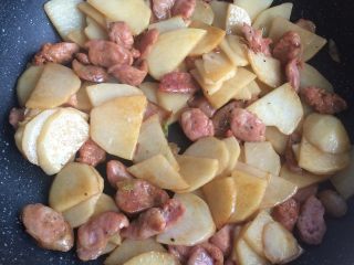 10、香肠土豆片,撒盐调味。