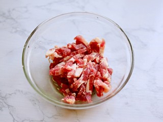 2、蒜苔炒肉,切肉丝