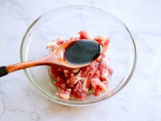 4、蒜苔炒肉,加生抽