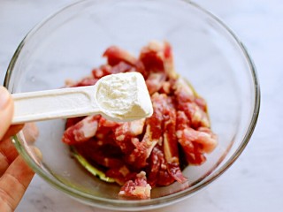 5、蒜苔炒肉,加淀粉