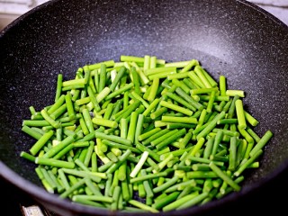 9、蒜苔炒肉,底油加蒜苔，炒熟