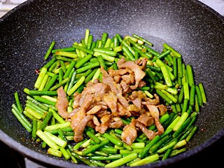 13、蒜苔炒肉,加肉丝，炒匀