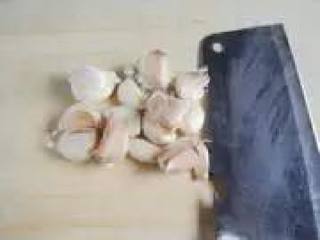 1、〔家制蒜香排骨〕,将蒜头到入排骨碗中