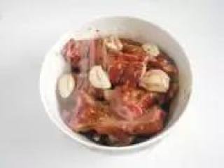 3、〔家制蒜香排骨〕,将腌好的排骨挑选出来（中途可以先用小火烧油）