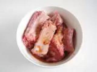 4、〔家制蒜香排骨〕,在排骨中加少许蛋液，然后抹上面粉备留