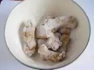 5、〔家制蒜香排骨〕,将抹好面粉的排骨放入油锅中
