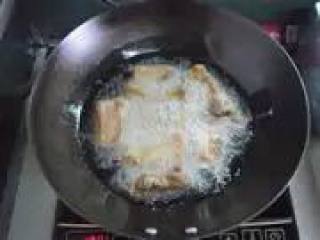 6、〔家制蒜香排骨〕,用小火将排骨慢慢的炸至金黄色