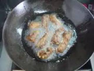 7、〔家制蒜香排骨〕,炸好后即可捞出摆盘，放上一点葱丝，蒜香骨就做好了