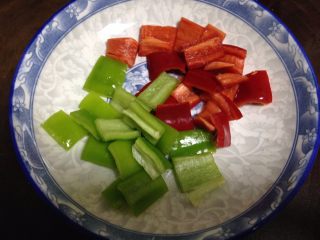 4、酱爆腰果鸡丁,青、红椒切小块
