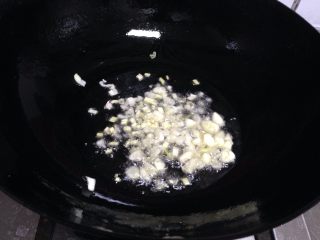 9、酱爆腰果鸡丁,原锅下入葱、蒜碎炒出香味