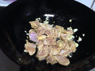 11、酱爆腰果鸡丁,将鸡丁划炒开至变色