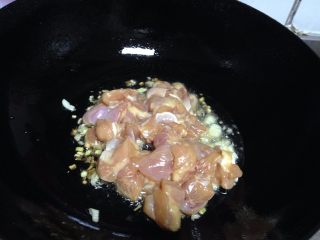 10、酱爆腰果鸡丁,下入鸡丁（先不要动，10秒后再翻动鸡丁）