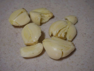 2、美味私房茄子,大蒜拍碎