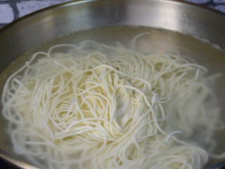 14、茄子肉末打卤面,另起一锅烧水，水沸腾加入面条