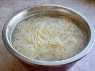 16、茄子肉末打卤面,取出面条，放在凉开水中过一遍