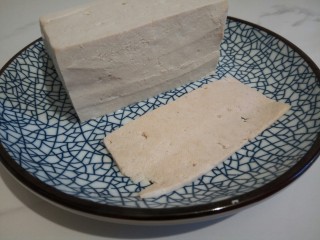 3、豆腐肉丸子,去掉豆腐的老皮,