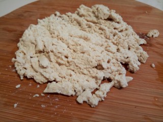 5、豆腐肉丸子,用刀背,把豆腐碾碎,也可以用搅拌机,那样就更加好了,豆腐细腻,做好的成品也更加嫩(豆腐碾碎以后,挤一下水份)