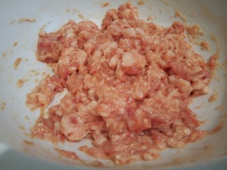 9、豆腐肉丸子,搅拌上劲