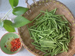 3、酸辣凉豇豆,豇豆掐成小段,姜蒜辣椒装好备用。