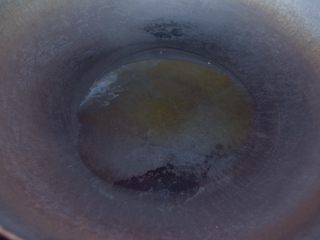 10、酸辣凉豇豆,锅里倒入香菜油烧熟备用。