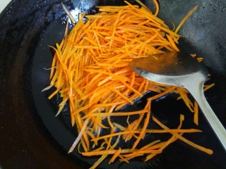 7、鱼香鸡丝,炒锅放入适量植物油，放入胡萝卜丝炒出红汤