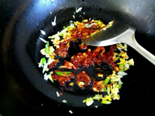 12、鱼香鸡丝,放入一勺郫县豆瓣酱炒出红油