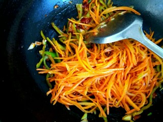 14、鱼香鸡丝,放入胡萝卜丝