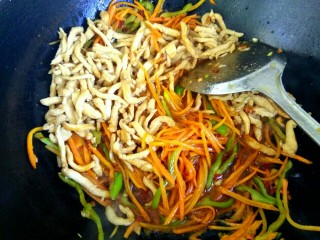 16、鱼香鸡丝,放入小碗里的鱼香汁，大火烧开翻炒均匀关火出锅