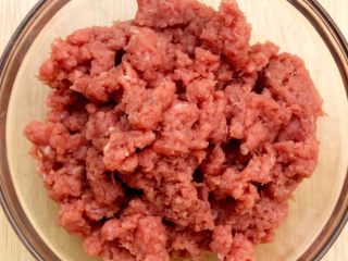 2、麻婆豆腐,牛肉用剁的切成牛肉末。(别选肥的)