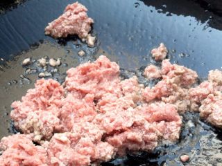 5、麻婆豆腐,锅里烧热油,均匀的将油覆盖整个锅底,防止烧糊,倒入牛肉末,小火炒香。