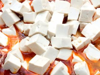 10、麻婆豆腐,加入豆腐丁,让豆腐入味。