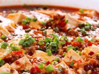14、麻婆豆腐,出锅,撒上葱花装饰。完成