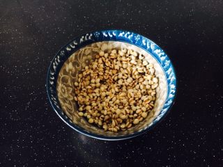 2、冬瓜薏仁排骨汤,薏仁洗干净备用