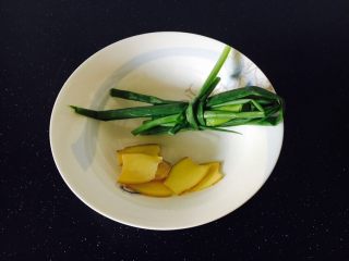 4、冬瓜薏仁排骨汤,姜切片 小葱打结