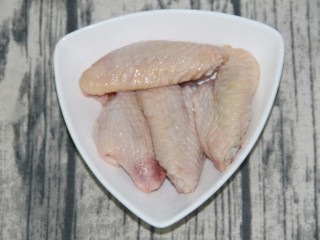 1、可乐鸡翅,准备4个鸡翅，洗净