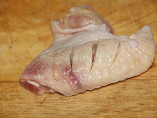 2、可乐鸡翅,用刀在表面划几刀