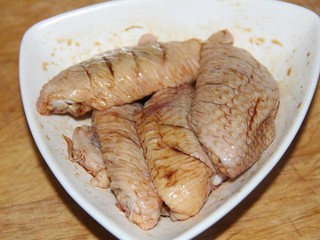 5、可乐鸡翅,抓匀，腌半个小时