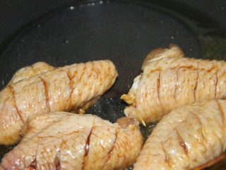 8、可乐鸡翅,把鸡翅放入煎