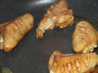 9、可乐鸡翅,煎至两面金黄