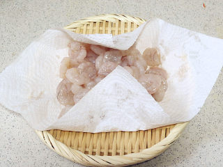 1、宴客快手菜【虾仁滑蛋】,将买的虾仁洗干净，用厨房纸吸干水