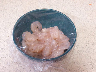 3、宴客快手菜【虾仁滑蛋】,用保鲜纸包好，放入冰箱冷藏30分钟左右