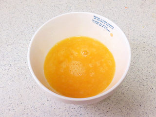 4、宴客快手菜【虾仁滑蛋】,鸡蛋打入碗中，放入少许盐，1茶匙温水搅匀